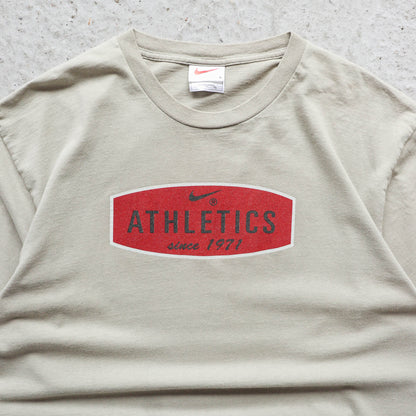 Nike Athletics Spellout Tee - 90s (L)