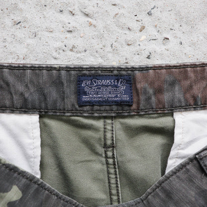 Levi's Camo Cargo Shorts - 2000s (36)