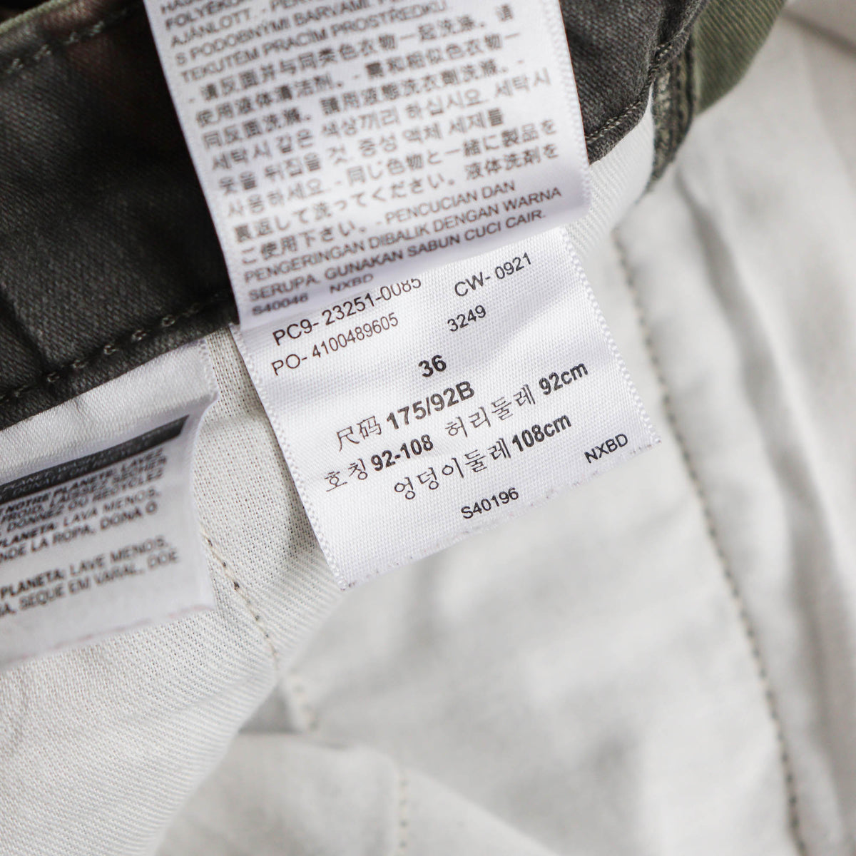 Levi's Camo Cargo Shorts - 2000s (36)