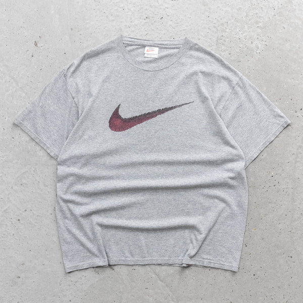 Nike Big Swoosh Graphic Tee – 90s (L)