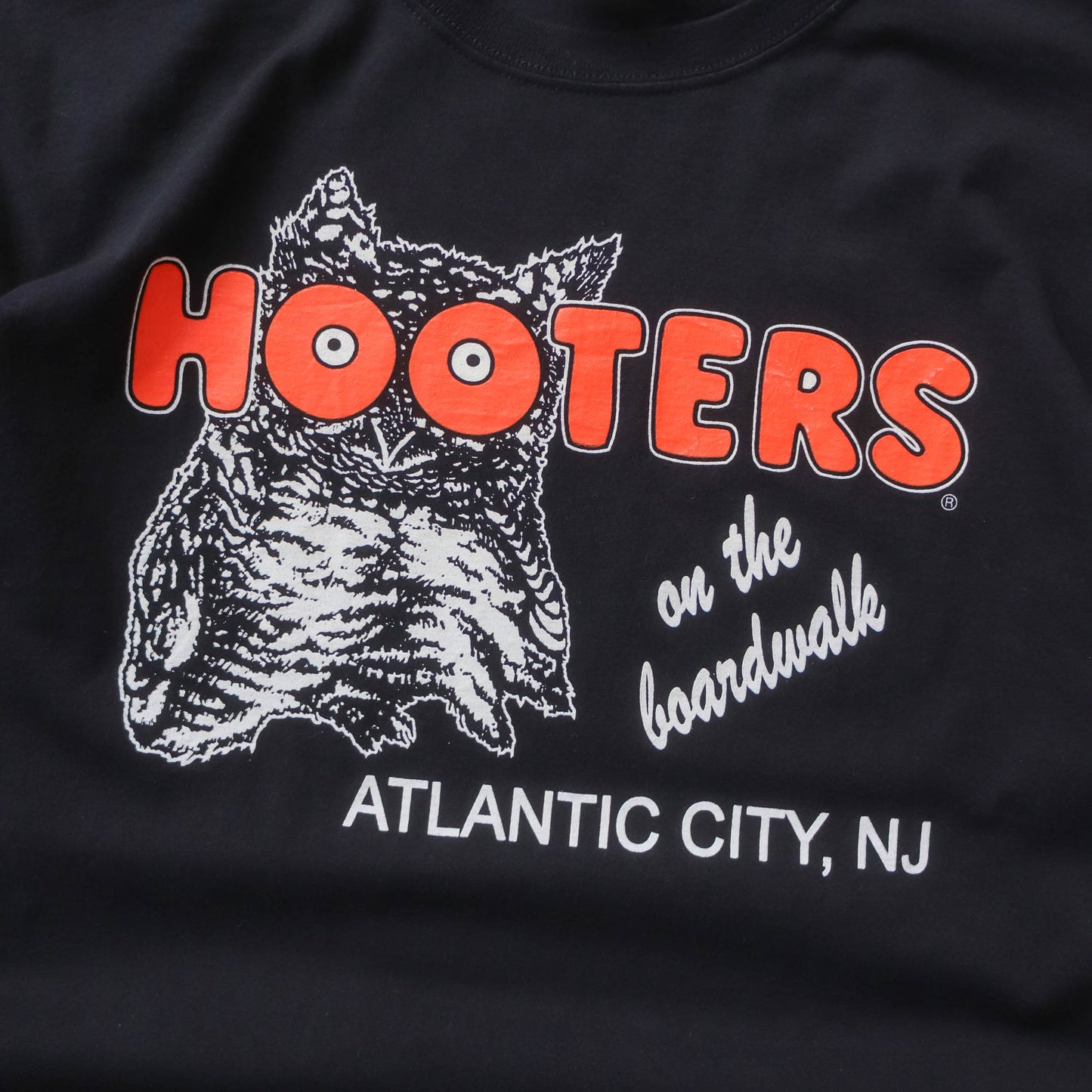 Vintage 2000s Hooters Delightfully Tacky Tee - L