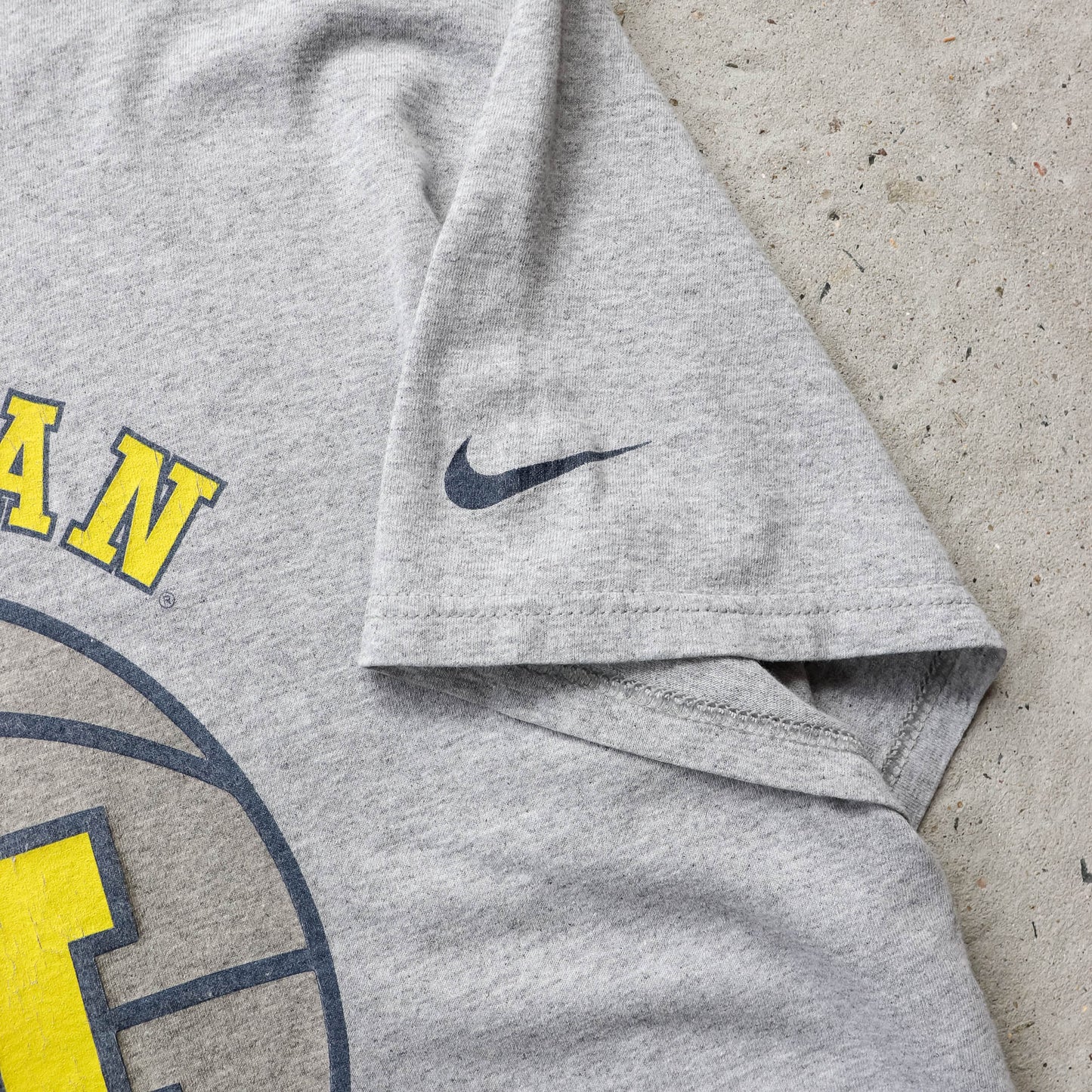 Nike Michigan Wolverines Basketball NCAA Tee - 90s (M) - AL Vintage