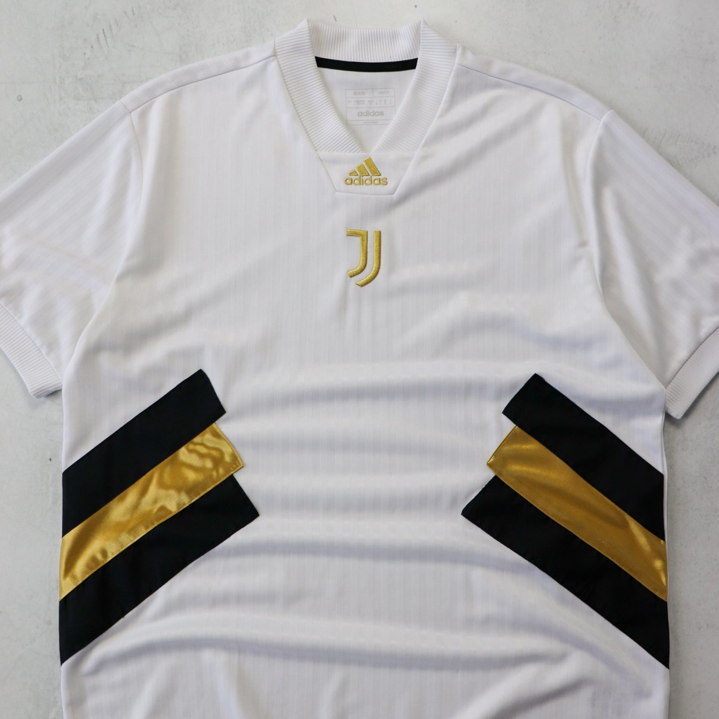 Juventus FC 2022 Adidas Football Jersey - L