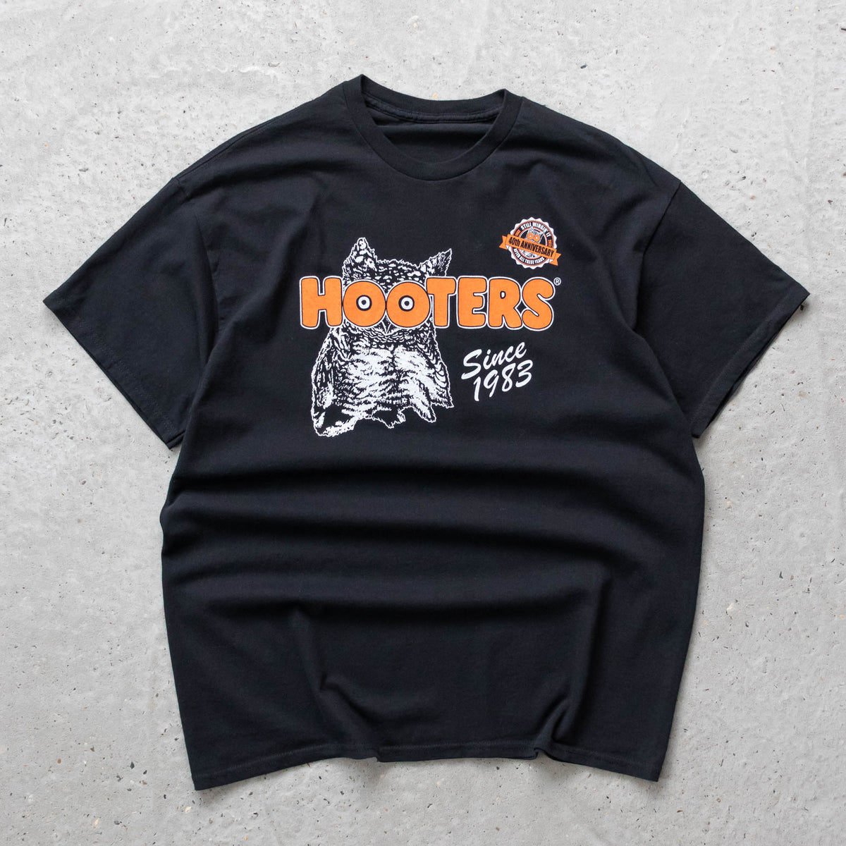 Hooters Still Shakin Graphic Tee - 2000s (XL)