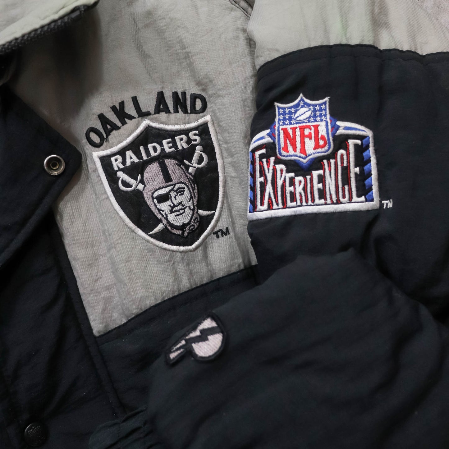 Oakland Raiders Pro Player NFL Puffer Jacket - 90s (L)