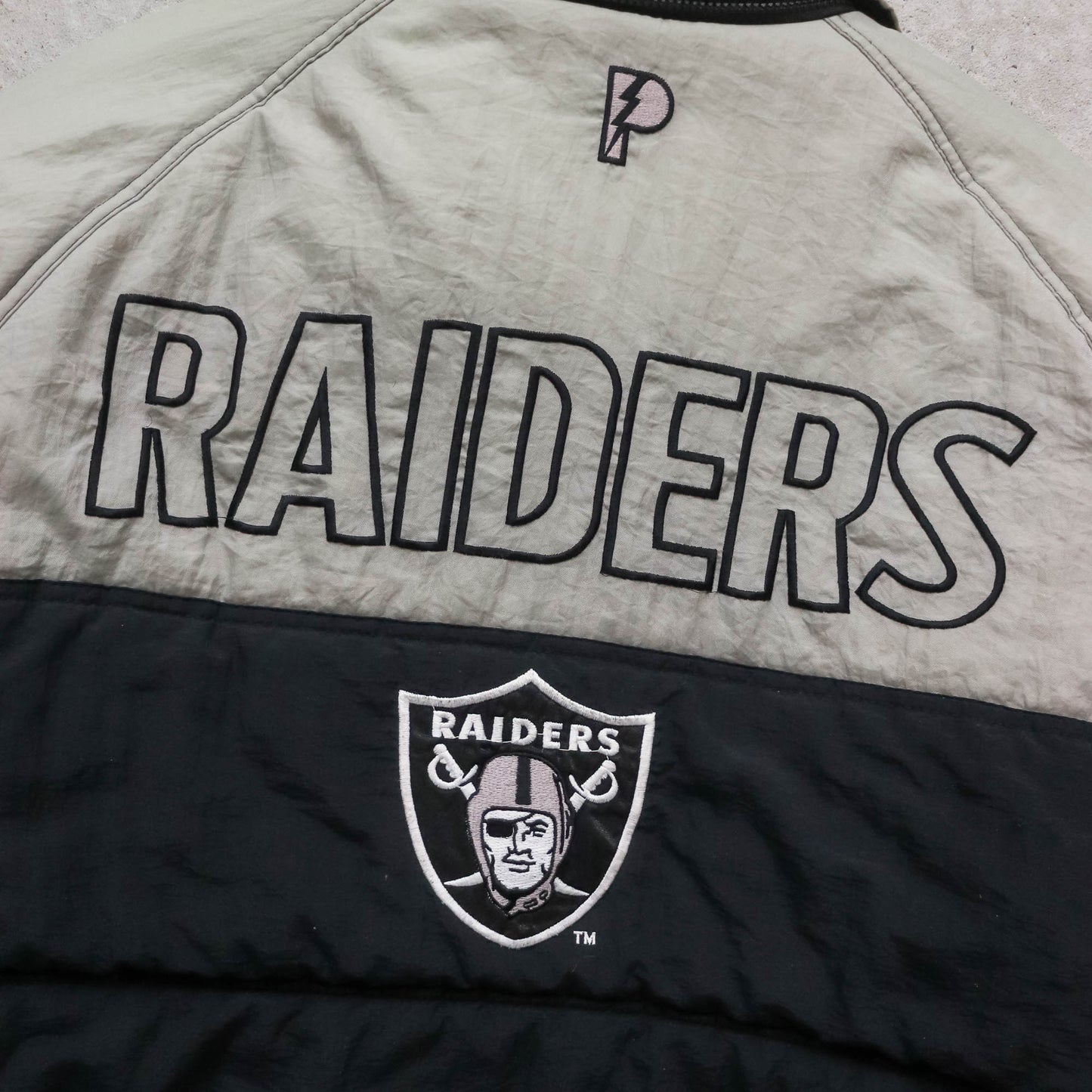 Oakland Raiders Pro Player NFL Puffer Jacket - 90s (L)