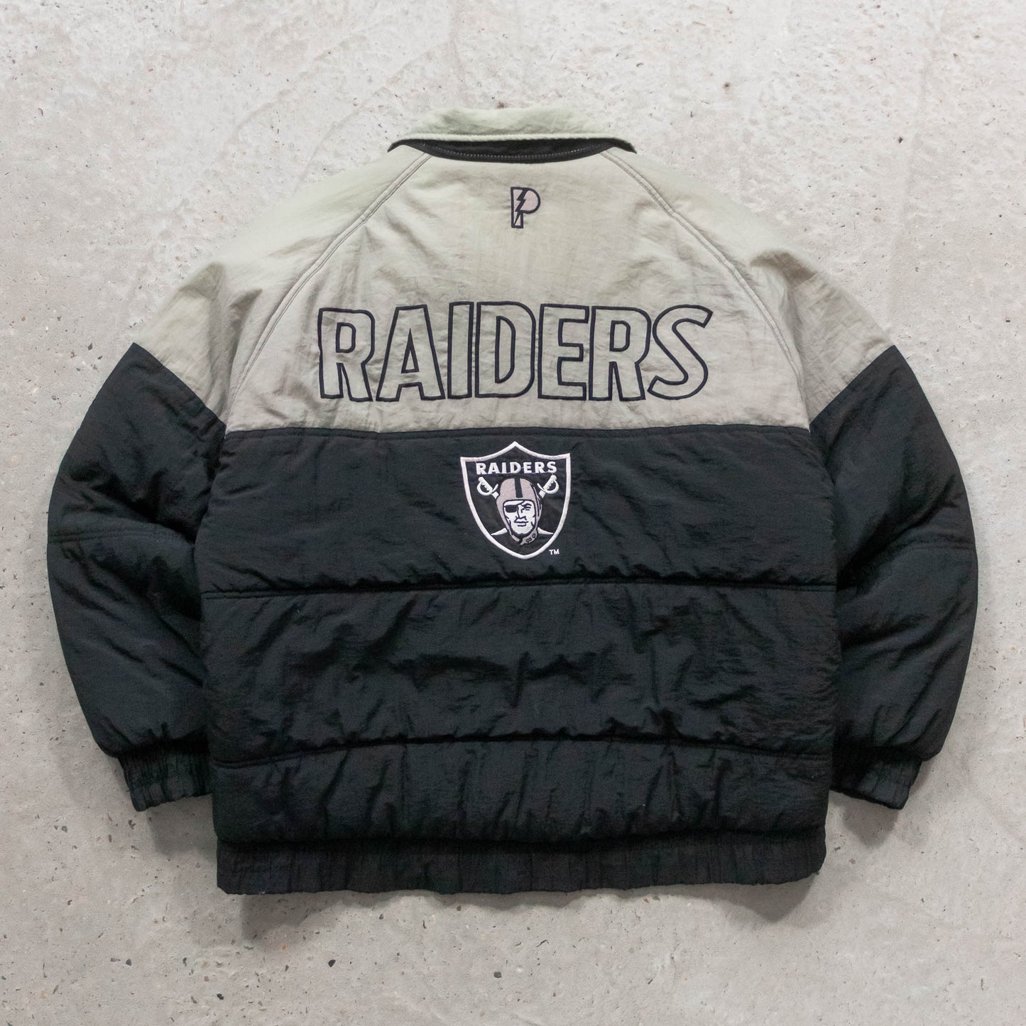 Oakland Raiders Pro Player NFL Puffer Jacket - 90s (L)