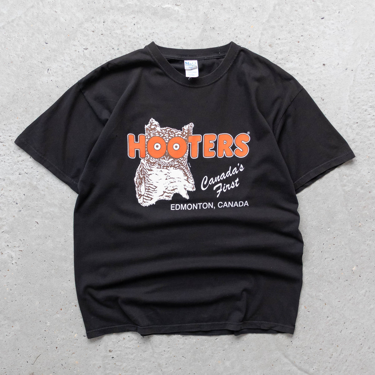 Hooters Delightfully Tacky Graphic Tee - 2000s (L)
