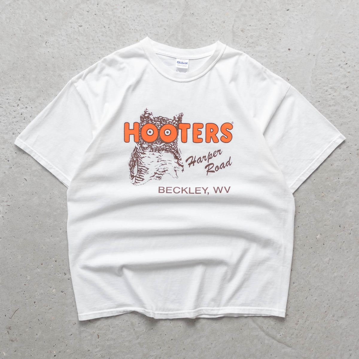 Hooters Delightfully Tacky Graphic Tee - 2000s (XL)
