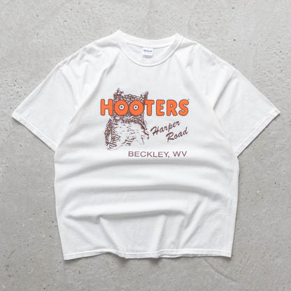 Hooters Delightfully Tacky Graphic Tee - 2000s (XL)