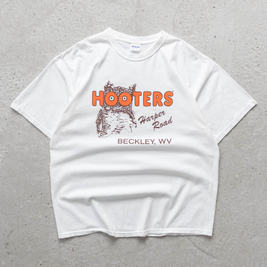 Hooters Delightfully Tacky Graphic Tee - 2000s (XL)