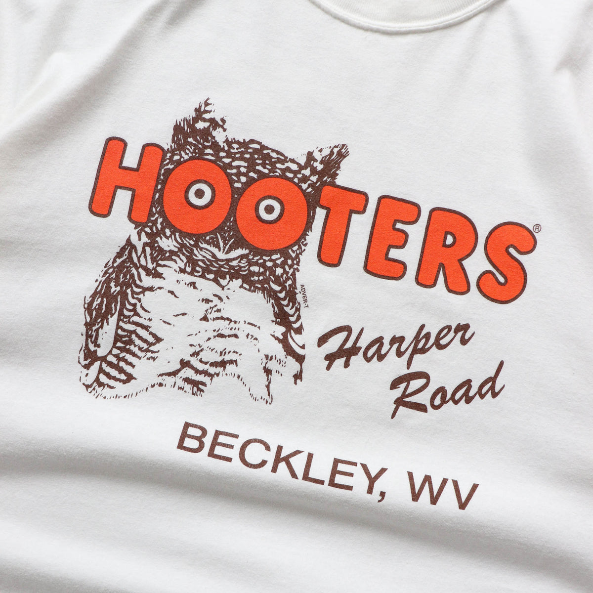 Hooters Delightfully Tacky Graphic Tee - 2000s (XL)