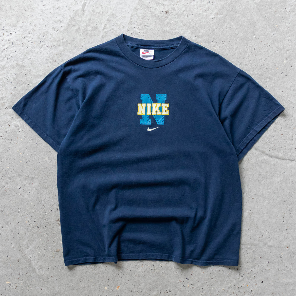 Nike Spellout Graphic Tee – 90s (L)