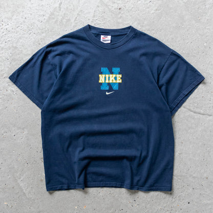 Nike Spellout Graphic Tee – 90s (L)