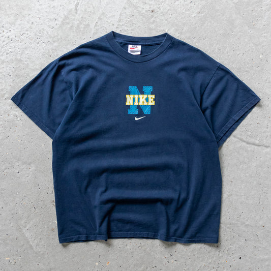 Nike Spellout Graphic Tee – 90s (L)