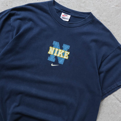 Nike Spellout Graphic Tee – 90s (L)
